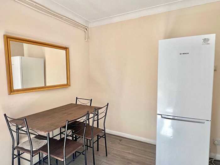 4 Bedroom Flat To Rent In Villiers Close, Surbiton, KT5