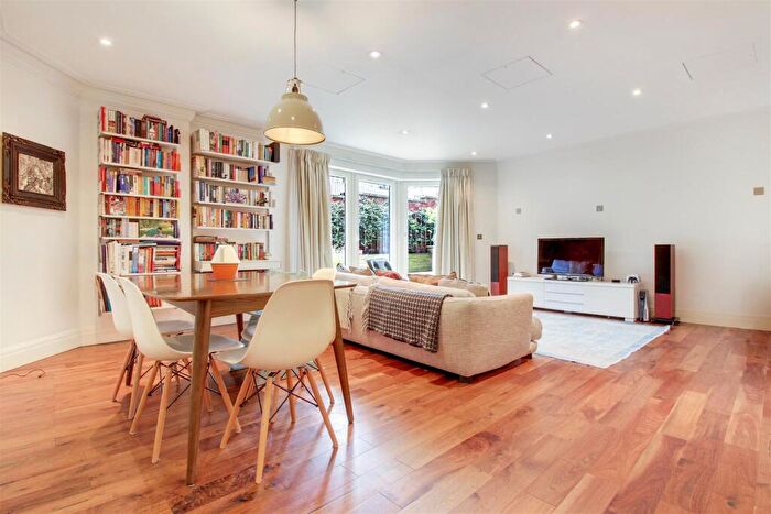 2 Bedroom Apartment For Sale In Hodford Road, Golders Green, London, NW11