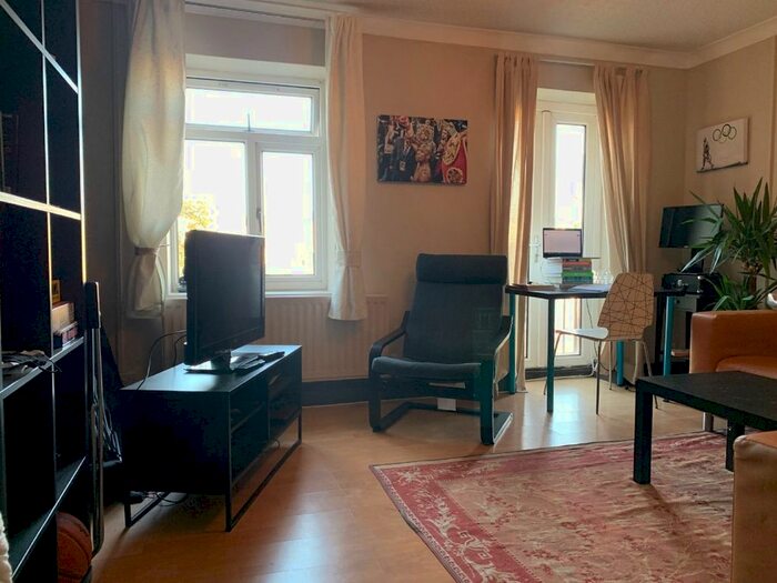 3 Bedroom Flat To Rent In Clapham Road, Clapham North, SW4