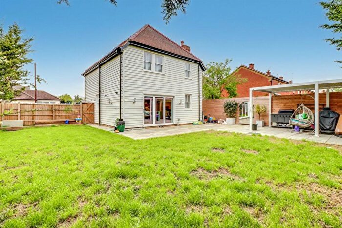 3 Bedroom Detached House For Sale In Pound Lane, Laindon, Basildon, SS15