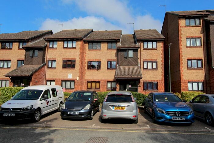 2 Bedroom Flat To Rent In Cricketers Close, Erith, DA8