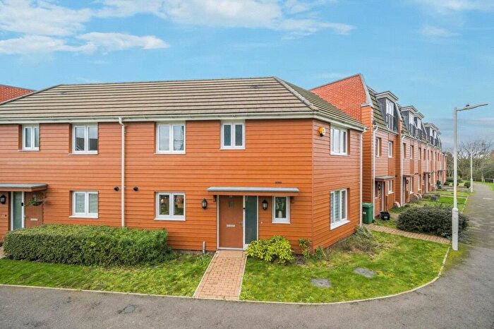 3 Bedroom Semi Detached House For Sale In Fourier Grove, Dartford, Kent, DA1