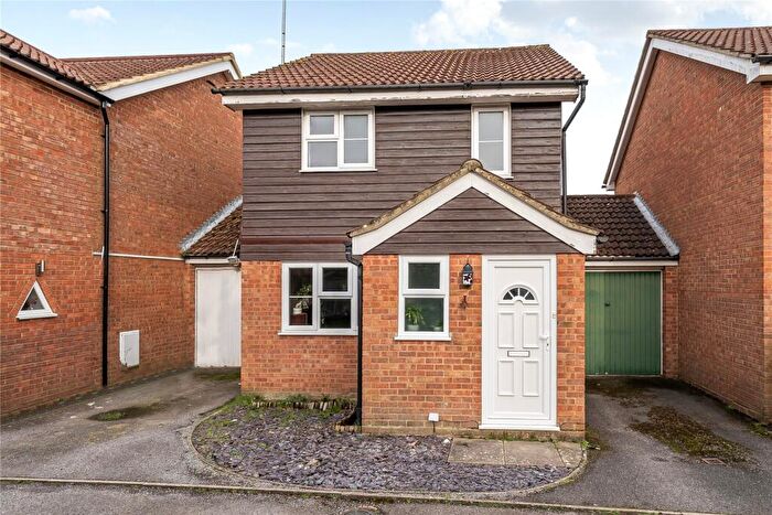 3 Bedroom Link Detached House For Sale In Dunbar Road, Frimley, Camberley, Surrey, GU16