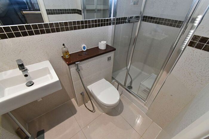 5 Bedroom Flat To Rent In London, W4