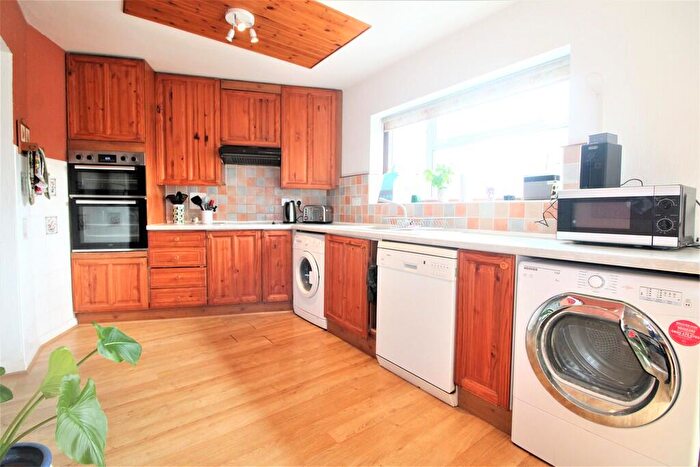 4 Bedroom Semi-Detached House To Rent In Auckland Road, Potters Bar, EN6