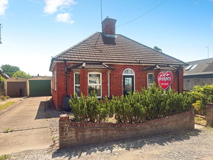 2 Bedroom Bungalow For Sale In Orchard Road, Badshot Lea, Farnham, Surrey, GU9