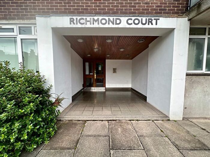 3 Bedroom Flat To Rent In Upper Richmond Road, London, SW15