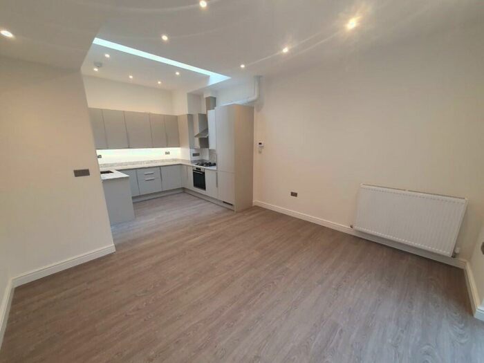 3 Bedroom Flat To Rent In St. Pauls Avenue, London, NW2