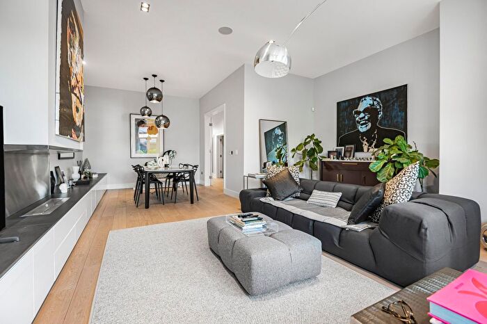 3 Bedroom Flat For Sale In Beech Hill, Barnet, Hertfordshire, EN4