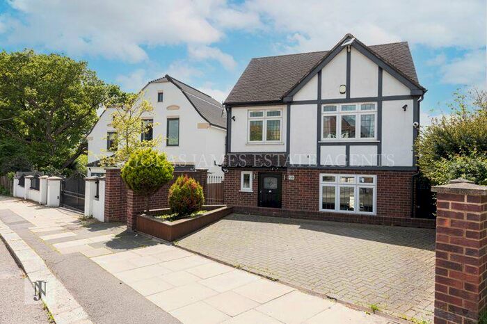 4 Bedroom Detached House To Rent In Bush Hill, London, N21
