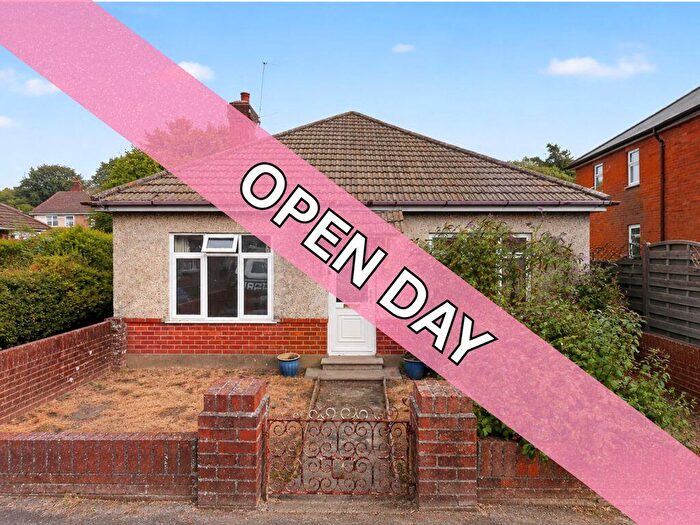 3 Bedroom Detached Bungalow For Sale In Jumpers Avenue, Christchurch, BH23