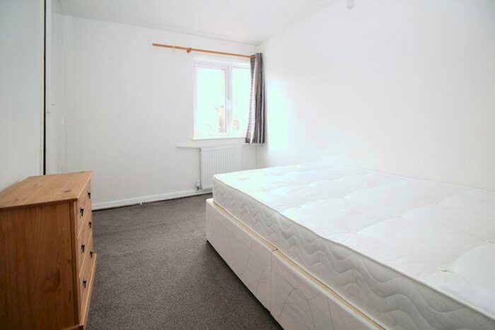 1 Bedroom House Of Multiple Occupation To Rent In Room To Rent In Moat Road, East Grinstead, RH19