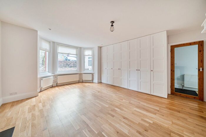 Studio For Sale In The Avenue, London, W13