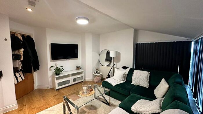 Studio To Rent In Whitefield Tce, Flat, PL4