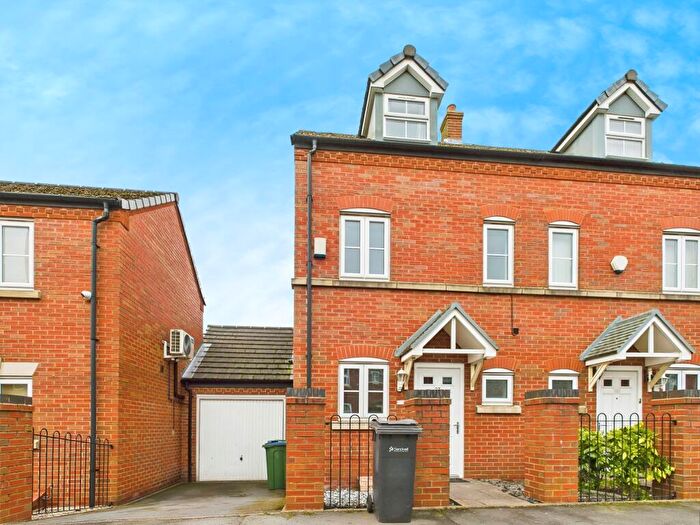 3 Bedroom Semi-Detached House To Rent In Crown Street, Smethwick, B66
