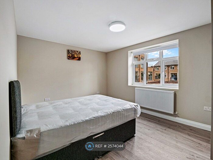 2 Bedroom Flat To Rent In Bethnal Green Road, London, E2