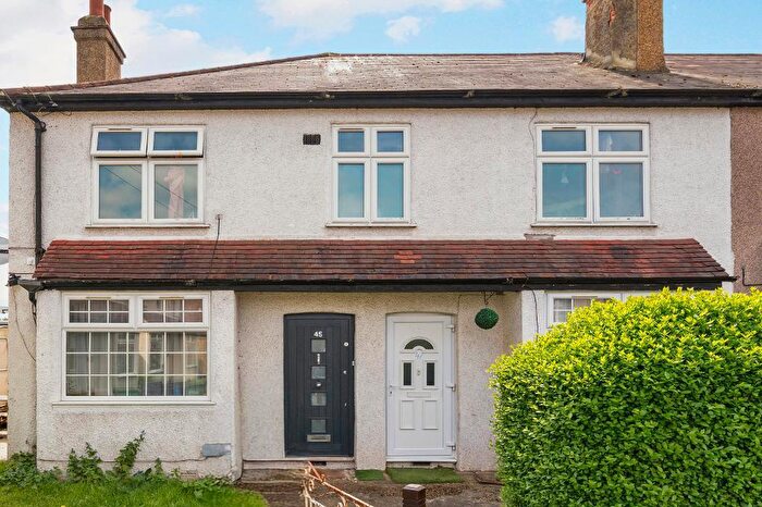 3 Bedroom Maisonette For Sale In Lavender Grove, Mitcham, Surrey, CR4