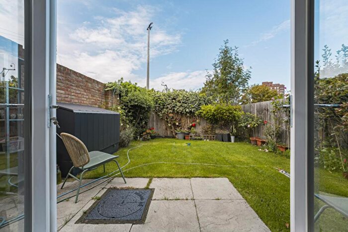 4 Bedroom Semi-Detached House For Sale In William Close Charlton, SE7