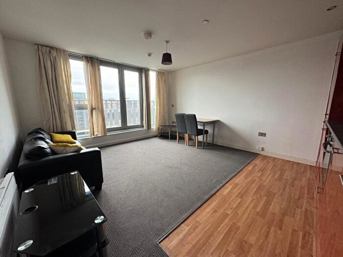 2 Bedroom Flat To Rent In Queens Road, Nottingham, Nottinghamshire, NG2