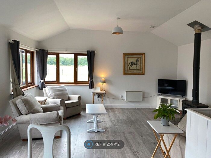 2 Bedroom Bungalow To Rent In Brook Farm, Denstroude, CT2