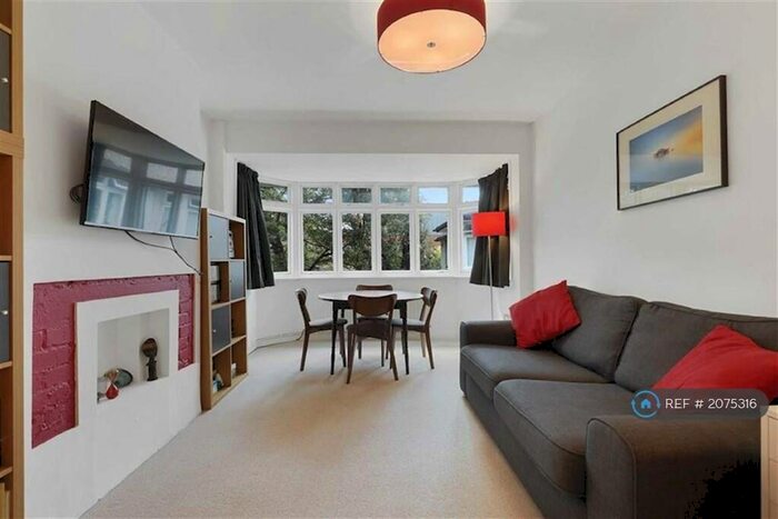 2 Bedroom Flat To Rent In Grove Court, London, SE26