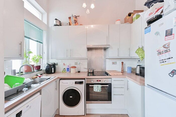 2 Bedroom Flat To Rent In Askew Road, Shepherd's Bush, London, W12