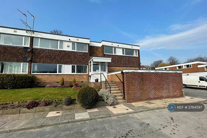 2 Bedroom Flat To Rent In Lane End Court, Leeds, LS17