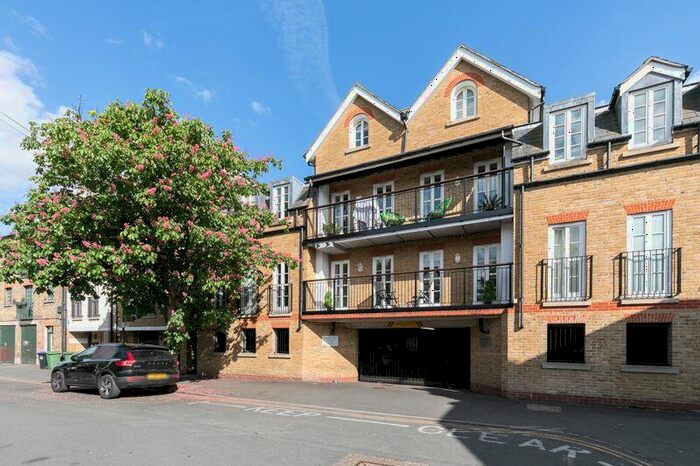 2 Bedroom Flat To Rent In Hampton Court Mews, East Molesey, KT8