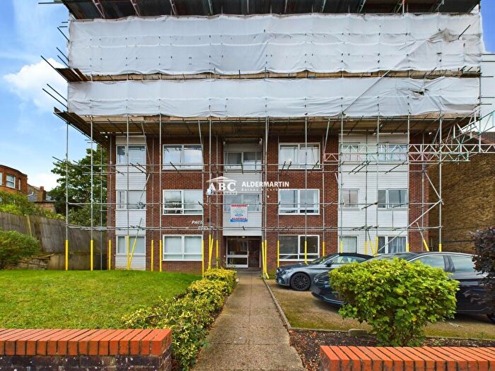 1 Bedroom Flat To Rent In - Windsor Road, London, N3