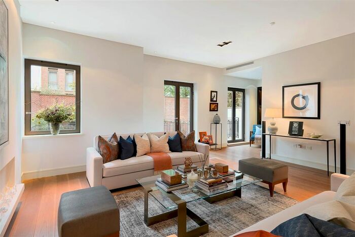 4 Bedroom Flat To Rent In Thornwood Gardens, London, W8