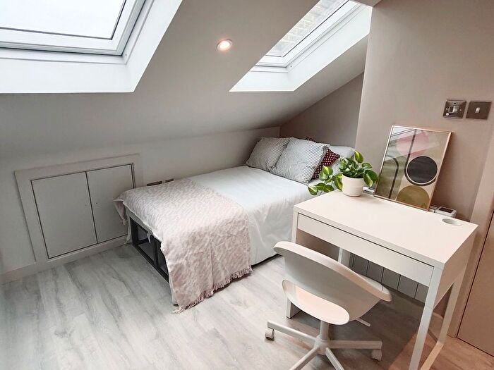 1 Bedroom Studio To Rent In Villiers Road, Kingston Upon Thames, KT1