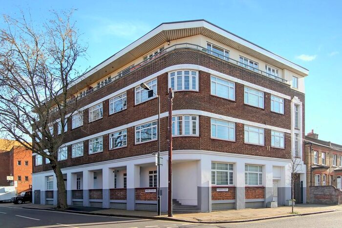 2 Bedroom Flat For Sale In Denmark Road, London, SE5