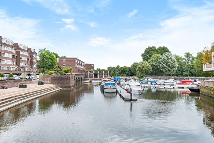 1 Bedroom Flat For Sale In Justin Close, Brentford, Greater London, TW8