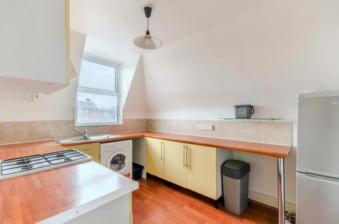 3 Bedroom Flat To Rent In Coldharbour Lane, Brixton, London, SE5