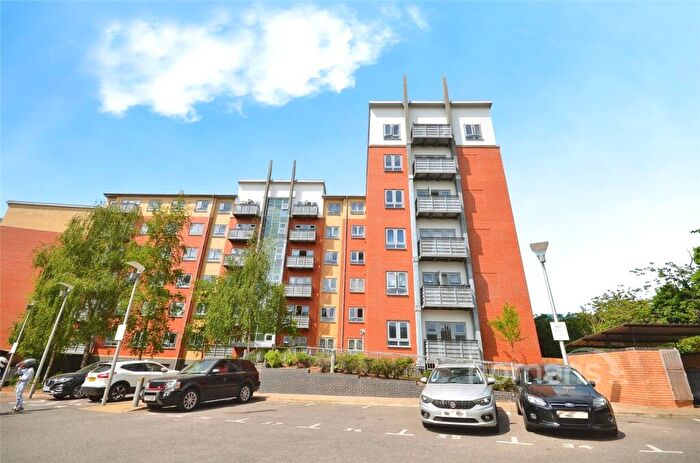 Flat To Rent In Buckingham Avenue, Slough, Berkshire, SL1