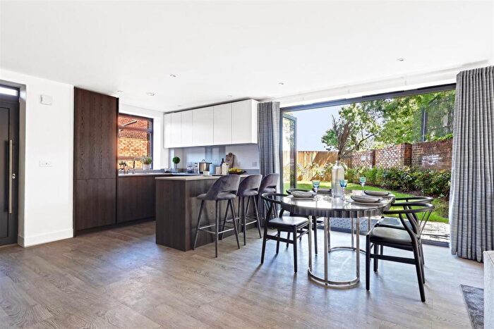 2 Bedroom Apartment For Sale In The Meridian, Charlotte Court, Oakwood, N14