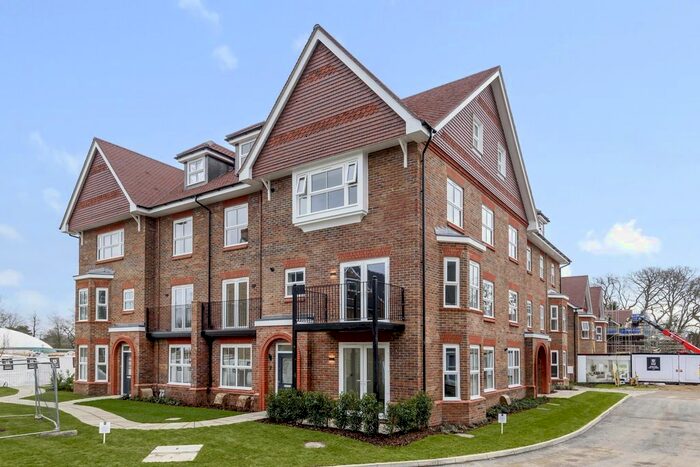 2 Bedroom Flat To Rent In Albright Gardens, Walton-On-Thames KT12