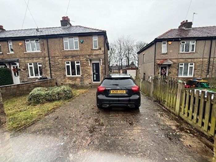 3 Bedroom Town House For Sale In Torre Grove, Bradford, BD6