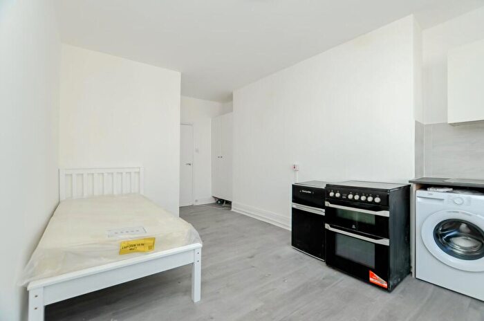 Flat To Rent In Stoke Newington Road, Stoke Newington, N16