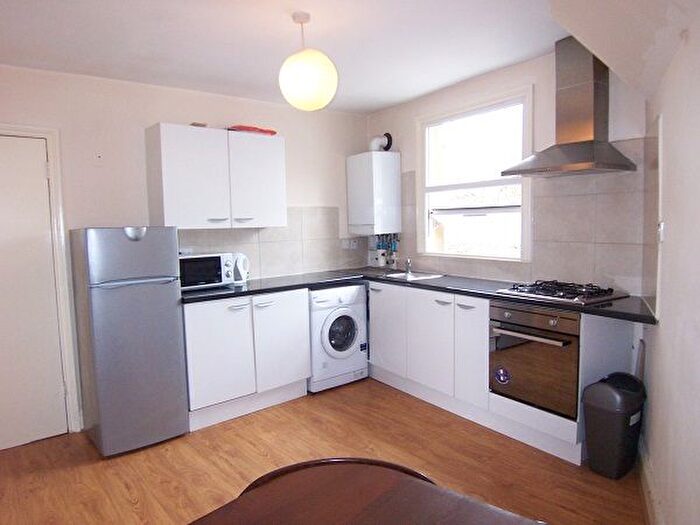 2 Bedroom Flat To Rent In Lower Clapton Road, London, E5