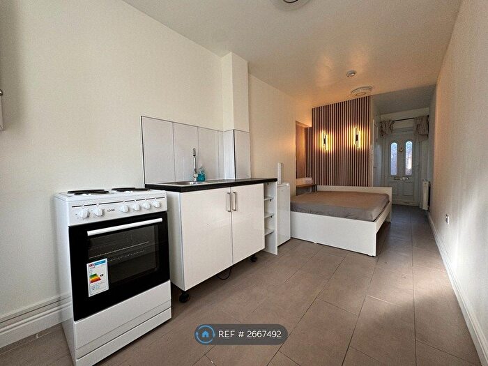 Studio To Rent In Perryman Way, Slough, SL2