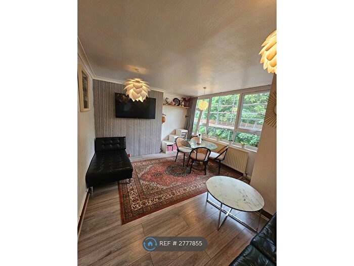 2 Bedroom Maisonette To Rent In Lincombe Drive, Leeds, LS8