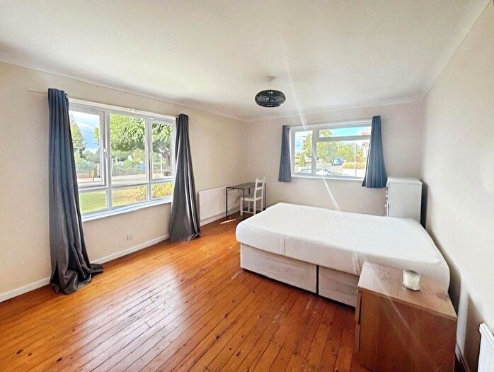 2 Bedroom Flat To Rent In Portsmouth Road, Surbiton, Surrey, KT6