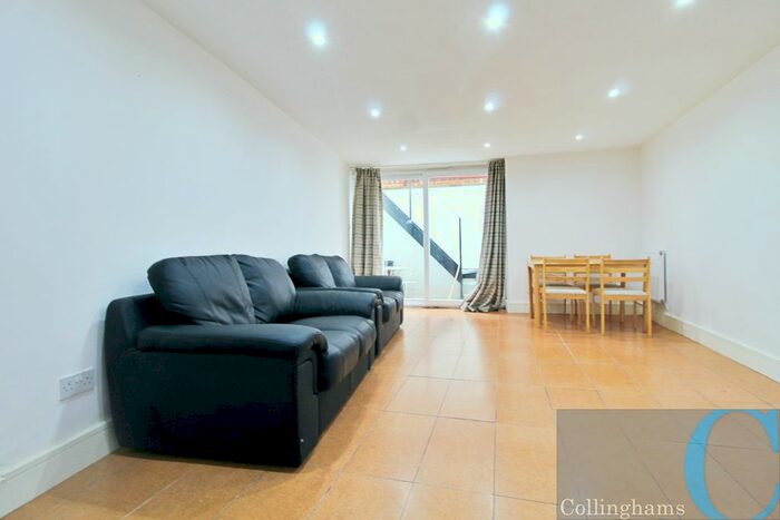 3 Bedroom Flat To Rent In Dafforne Road, Tooting SW17