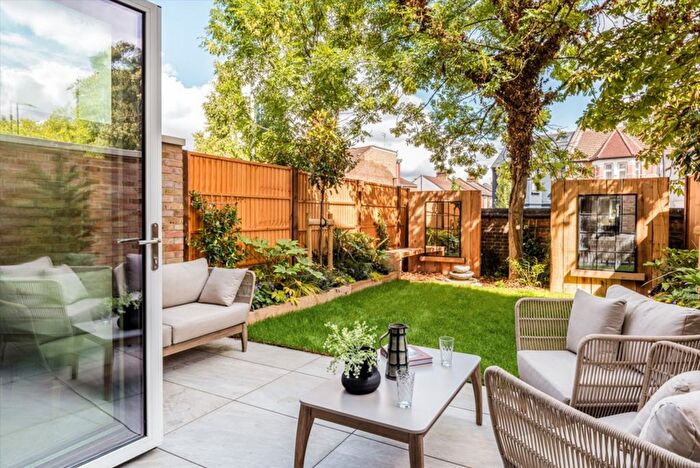 4 Bedroom Town House For Sale In House North Gate Park, Harringay, N15