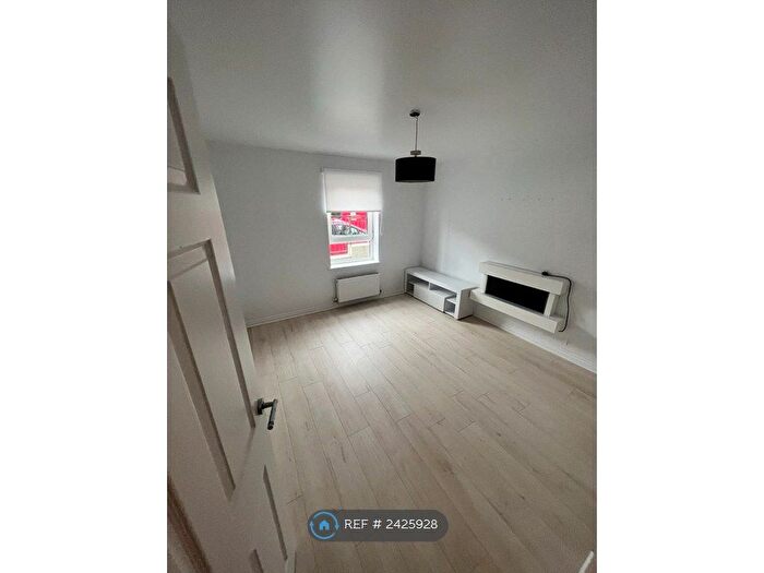 1 Bedroom Flat To Rent In Castle Street, Paisley, PA1