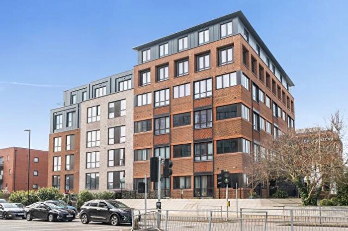 2 Bedroom Apartment For Sale In Bath Road, Slough, SL1