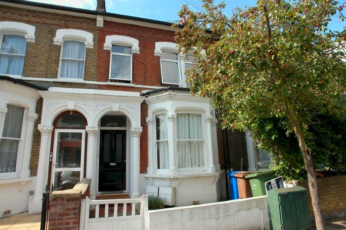 2 Bedroom Apartment To Rent In Gowlett Road, Peckham Rye, London, SE15