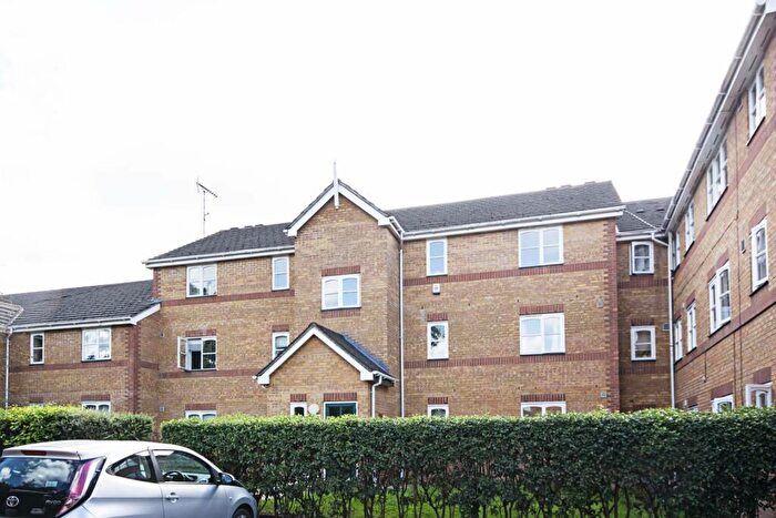2 Bedroom Flat To Rent In Norwood Close, Cricklewood, London, NW2