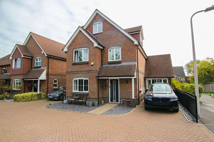 6 Bedroom Detached House For Sale In Village Close, Wokingham, RG41